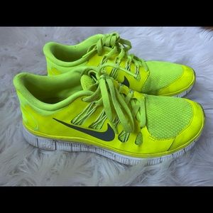 GENTLY USED WOMENS NIKE FREE RUNNERS 5.0